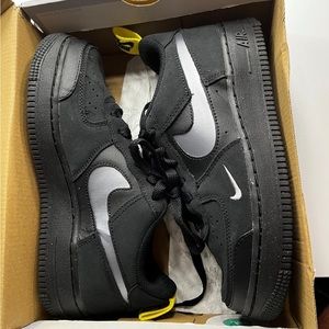 2022 Air Force 1s low “cut out swoosh” black/cool grey (size 4.5y)